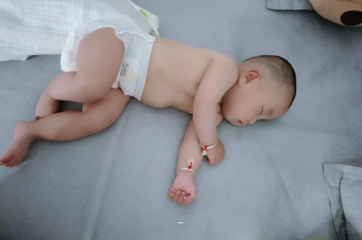 伊犁哈萨克宝宝多久会抬头 伊犁哈萨克宝宝多久会抬头